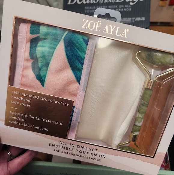 Zoe Ayala pillowcase, jade roller, and headband set - Picture 1 of 6